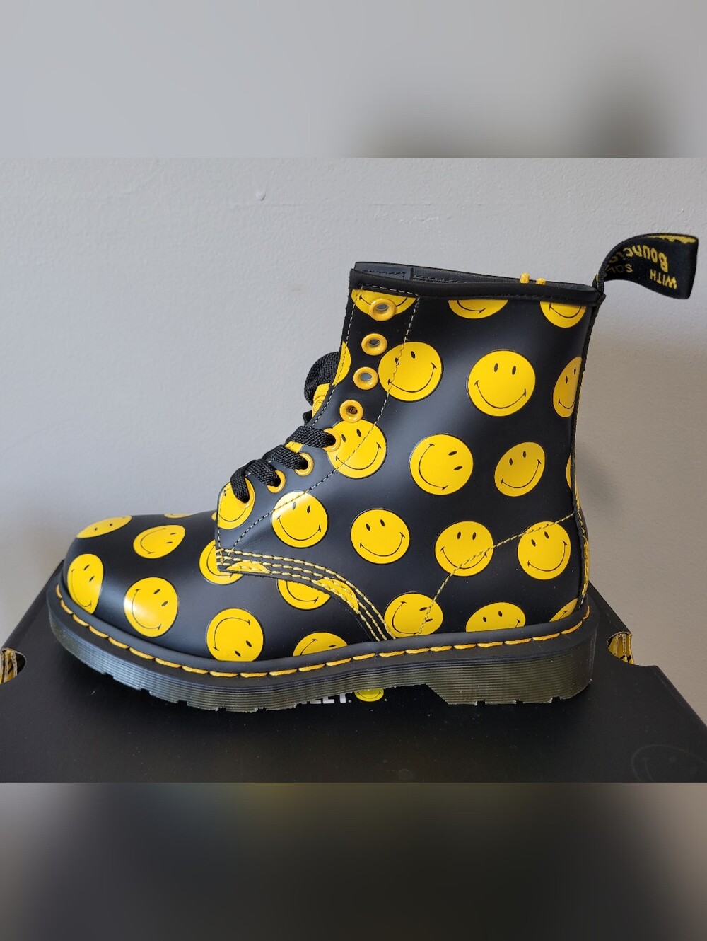 Dr. Martens x Smiley 1460 8-Eye Smooth Leather Lace-Up Boots, BNIB, Size 8 - Picture 5 of 12